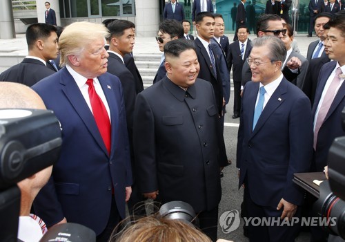 [남북미 판문점 회동] 조연 자처한 '촉진자 文'…'북미대화 재개 최우선'