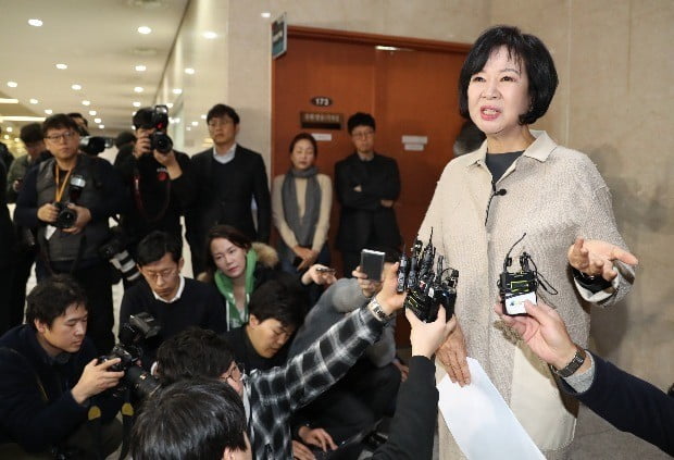손혜원 의원이 지난 1월 20일 국회 정론관 앞에서 목포 부동산 투기 의혹 관련 질의에 답변하고 있다. / 사진=연합뉴스