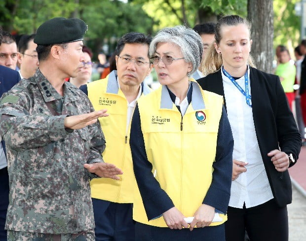 강경화 외교부 장관(앞줄 오른쪽)이 31일(현지시간) 헝가리 부다페스트 다뉴브강 머르기트섬에 위치한 한국-헝가리 합동 대책본부의 신속대응팀을 방문했다. / 사진=연합뉴스