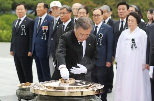 문 대통령은 6일 "기득권에 매달린다면 보수든 진보든 진짜가 아니다"라고 말했다. 문 대통령은 이날 국립서울현충원에서 열린 제64회 현충일 추념식에 참석해 추념사를 통해 이같이 말했다. /사진=연합뉴스