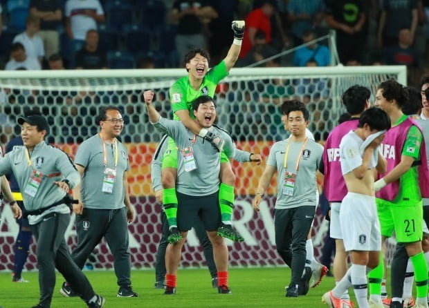  U-20 대표팀 이광연 골키퍼가 김대환 골키퍼 코치의 등에 업혀 포효하고 있다 (사진=연합뉴스)