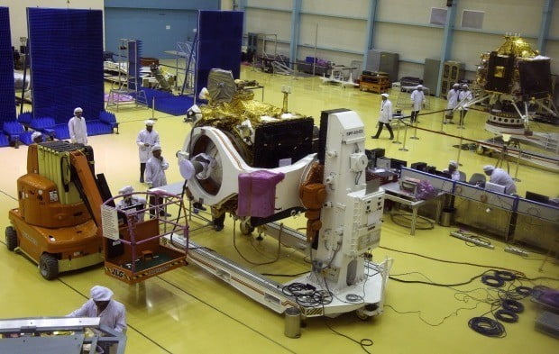 인도의 두 번째 무인 달 탐사선 찬드라얀 2호 관련 작업을 하는 ISRO 연구원 모습.사진=EPA
