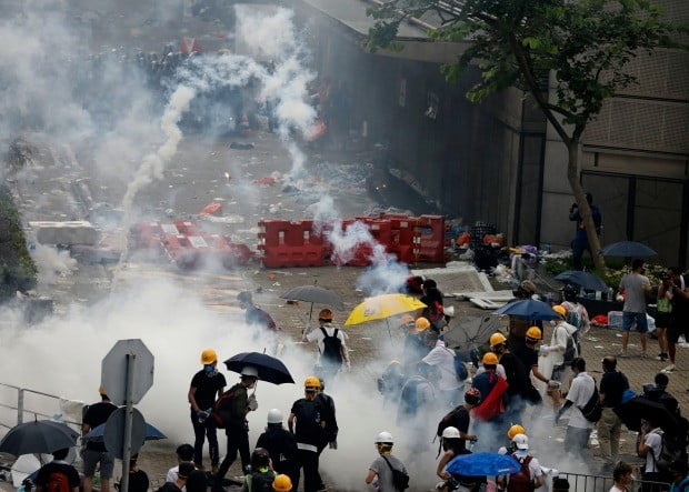 홍콩 경찰이 '범죄인 인도 법안'에 반대하는 시위대를 향해 강경 진압하고 있다/사진=AP