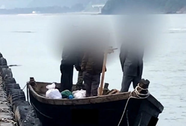 지난 15일 북한 선원 4명이 탄 어선이 연안에서 조업 중인 어민의 신고로 발견됐다는 정부 당국의 발표와 달리 삼척항에 정박했다. 사진은 북한 어선이 삼척항 내에 정박한 뒤 우리 주민과 대화하는 모습. (사진=연합뉴스)