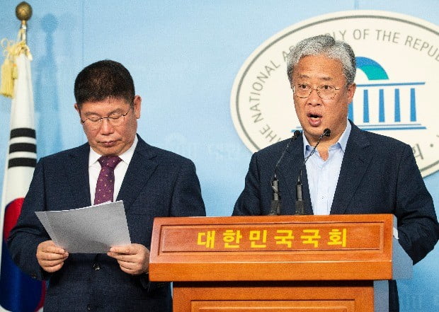 유성엽 평화당 원내대표(오른쪽)는 김경진 의원과 함께 20일 국회 정론관에서 '타다' 관련 기자회견을 열었다. / 사진=연합뉴스