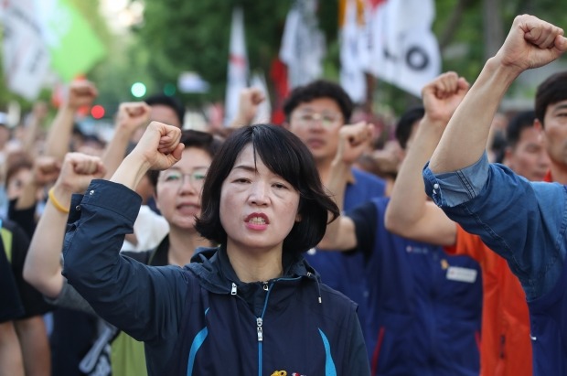 민주노총 수도권 지역 간부들이 지난 22일 청와대 인근에서 집회를 열고 김명환 위원장의 석방과 노동탄압 중단을 촉구했다. 사진=연합뉴스