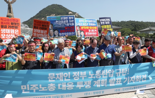 민주노총이 24일 오전 청와대 앞 대정부 투쟁에서 노동존중 요구 퍼포먼스를 하고 있다. 김명환 민주노총 위원장은 불법행위 주도 혐의로 지난 21일 구속됐다. 사진=연합뉴스