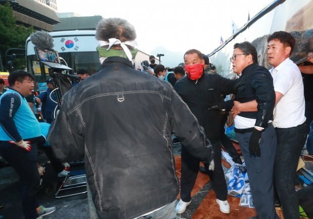 박원순 "조원진 월급 가압류 신청해 천막 철거비 끝까지 받아낸다"