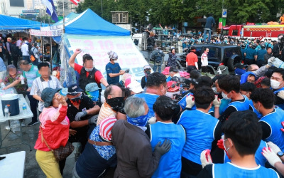 서울시, 대한애국당 광화문 천막 철거 시도…물리적 충돌