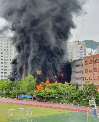 [속보] 서울은명초등학교 화재 발생…"성인 2명 병원 이송"