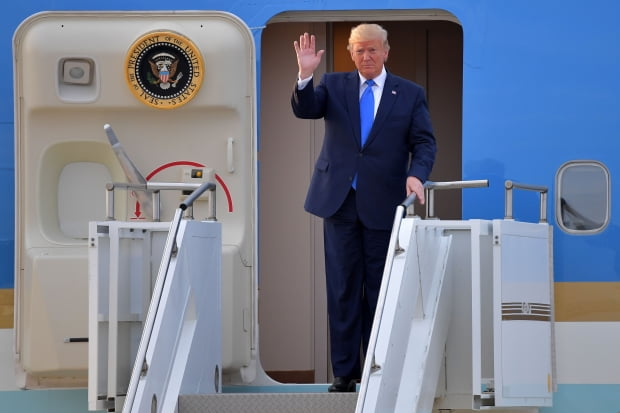 일본에서 열린 G20 정상회의를 마친 도널드 트럼프 미국 대통령이 29일 오후 경기도 오산 미 공군기지에 도착해 전용기인 에어포스원에서 손을 들어 인사하고 있다. 사진공동취재단
