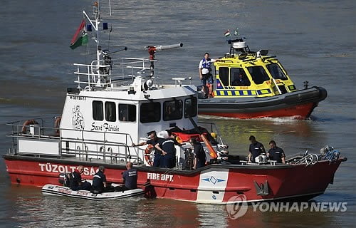 "유람선 추돌 사고 전 크루즈 교신 없었다" 증언 잇따라