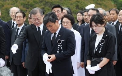 文대통령, 故최종근 하사 유족 각별히 예우…현충탑 분향도 권해