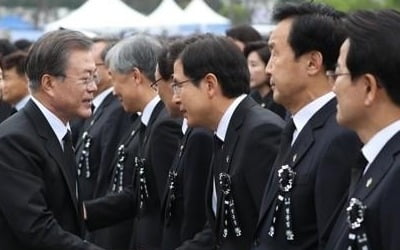 한국당, '3당 + 1대1 회동' 제안 고수…"與, 협상 진정성 없다"