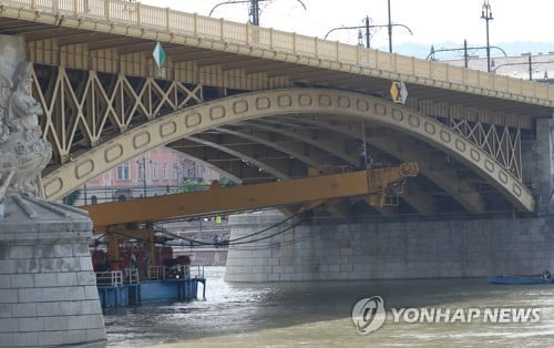 '침몰 유람선' 인양 크레인 도착…인양준비 박차