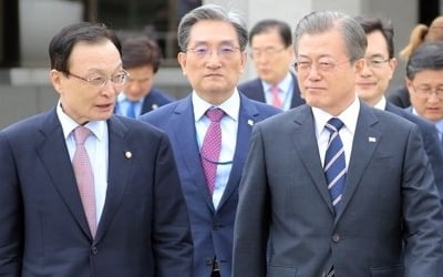 문 대통령 "추경 안돼 답답하다"…순방 출국 전 국회 정상화 당부