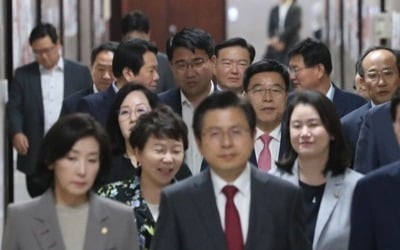 한국당 "與, 경기하방에도 총선에 눈멀어…'기승전 추경'이냐"