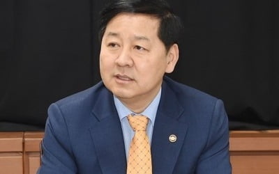 기재차관 "과감한 지출 구조조정, 늦출 수 없는 과제"