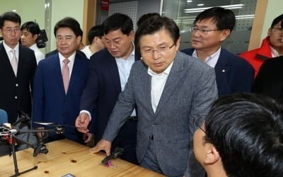 黃, 산학협력 찾아 일자리 행보…"경제위기로 청년일자리 걱정"