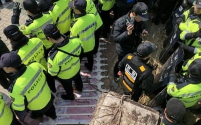 '집회 불법행위' 민주노총 간부 6명 재판에…3명은 구속기소