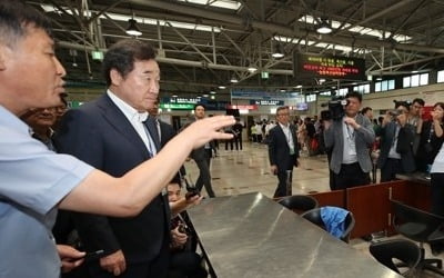 이총리, 인천항 돼지열병 검역현장서 "100% 잡아낼 수 있느냐"