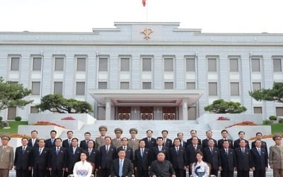 김정은, 집무실로 시진핑 초청…당 정치국원과 이례적 기념촬영