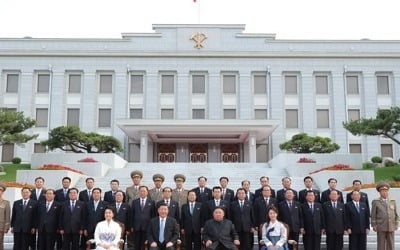 北김여정, 시진핑과 정치국원 촬영서 빠져…후보위원 탈락 주목