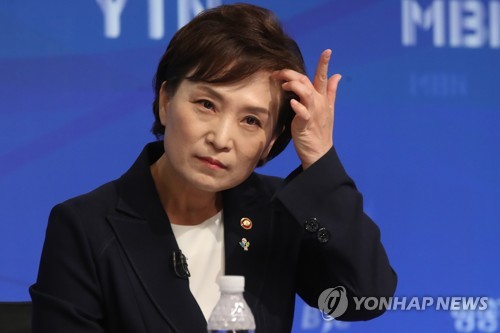 김현미 국토장관 "부동산 과열시 준비된 추가정책 즉각 시행"