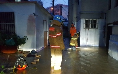 최고 183.5㎜…첫 장맛비에 부산 도심 잠기고 무너지고