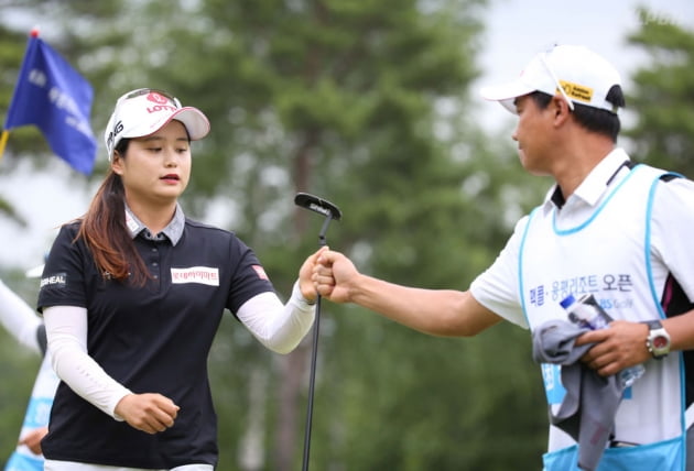 [포토] 버디 성공후 캐디와 기뻐하는 최혜진