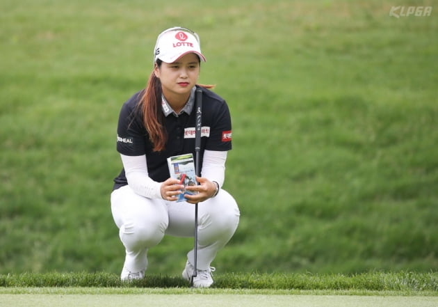 [포토] 그린 살피는 최혜진