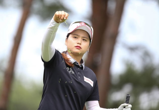 [포토] 바람 확인하는 최헤진