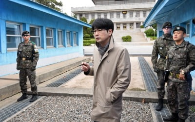 탁현민 "남북미 준비 안된 만남…인공기·성조기 바닥에 끌려"