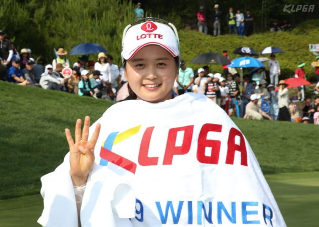 [포토] 우승 확정후 포즈 취하는 최혜진