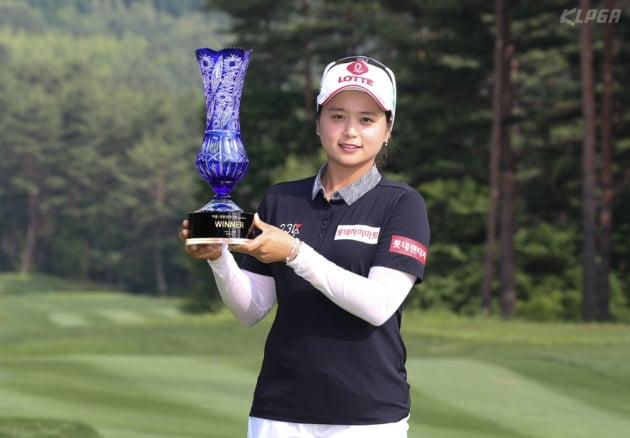 [포토] 우승 트로피 들고 포즈 취하는 최혜진