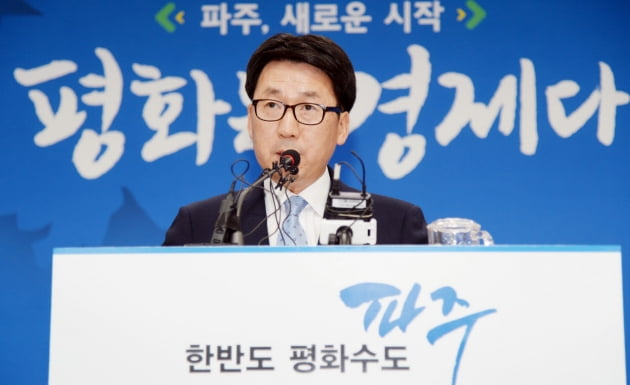 최종환 파주시장이 1일 열린 취임1주년 기념식에서 파주시 미래 비전에 대해 설명하고 있다. 파주시 제공