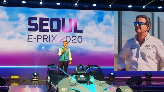 알레한드로 아각 포뮬러 E 회장은 "아시아 대륙은 세계 전기자동차 매출과 기술 개발 부분에 우위에 있다"며 "서울에서 전기차 레이싱 대회를 개최하는 것은 한국이 친환경 모빌리티를 위해 헌신하고 있다는 점을 보여준다"고 강조했다. 