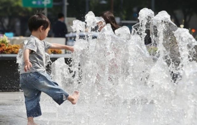 "오늘도 더워요" 서울 32도·대구 34도…곳곳 폭염주의보 [연합뉴스 자료사진]