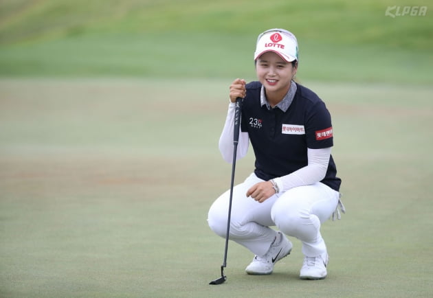 [포토] 퍼팅 라인 살피는 최혜진