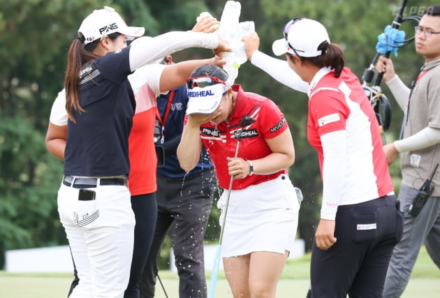 [포토] 우승 축하 물세례 받는 이다연