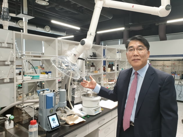 진동훈 웰마커바이오 대표가 서울 송파구 본사 연구소에서 개발 중인 신약 후보물질을 설명하고 있다. 