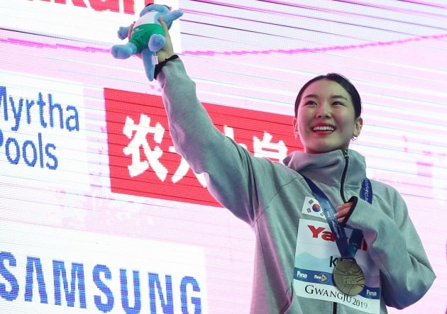 김수지가 13일 오후 광주 광산구 남부대 시립국제수영장에서 열린 2019 광주세계수영선수권대회 다이빙 여자 1ｍ 스프링보드 시상식에서 동메달을 목에 건 채 기뻐하고 있다. [사진=연합뉴스]