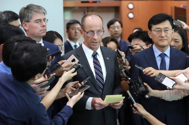 데이비드 스틸웰 신임 미국 국무부 동아시아·태평양 담당 차관보가 17일 오후 서울 종로구 외교부 청사에서 강경화 장관을 예방한 뒤 발언하고 있다. [사진=연합뉴스]