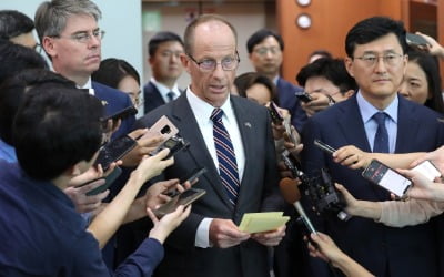 [종합] 美스틸웰 "한일관계 상황 심각하게 받아들여…해법 찾을 것"