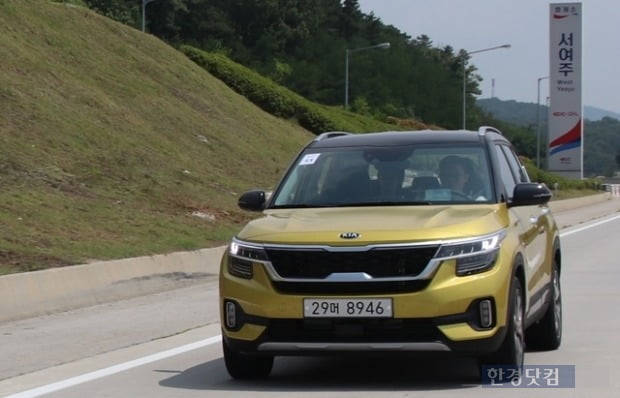 고속 주행 중인 기아차 소형 SUV 셀토스. 사진=오세성 한경닷컴 기자