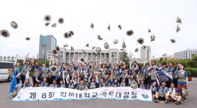 지난 19일 16박17일 일정을 마치고 돌아온 ‘인하국토대장정’ 대원들이 인하대 정문에서 기념촬영을 하고 있다. 인하대 제공