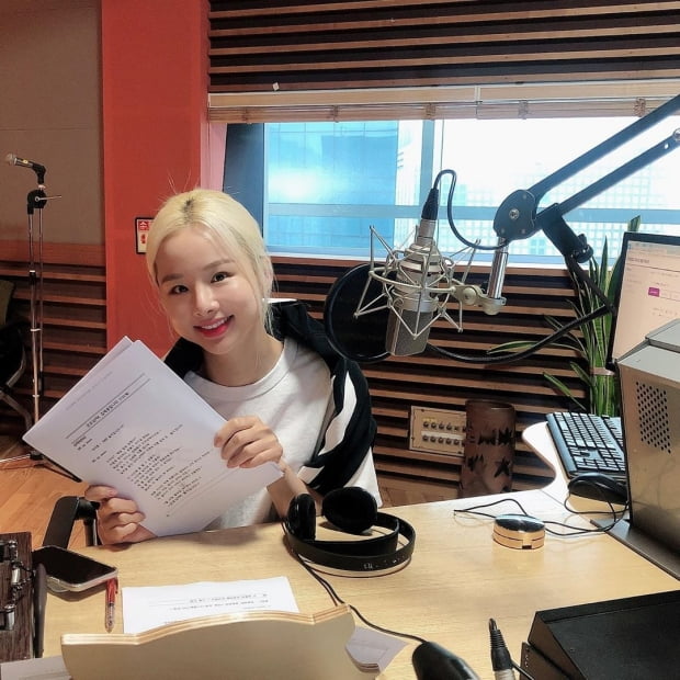 '굿모닝 FM' 스페셜 DJ 솔지 /사진=인스타그램