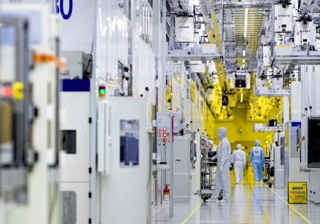 삼성전자 근로자들이 경기 화성캠퍼스 반도체 생산라인 클린룸에서 반도체 장비를 점검하고 있다.  사진=삼성전자  제공