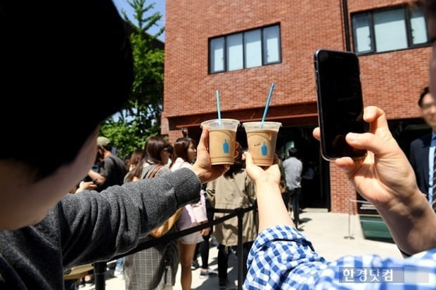 블루보틀 한국 1호점인 성수점에서 인증샷을 찍고 있는 방문객들(자료 한경DB)