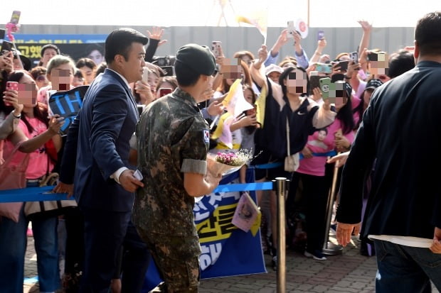 [포토] 김수현, '팬들의 뜨거운 응원 속에 만기 제대'